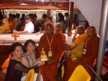 International Vesak day in Thiland 2006 - offering a Buddha's statu some devotees in the boat.jpg